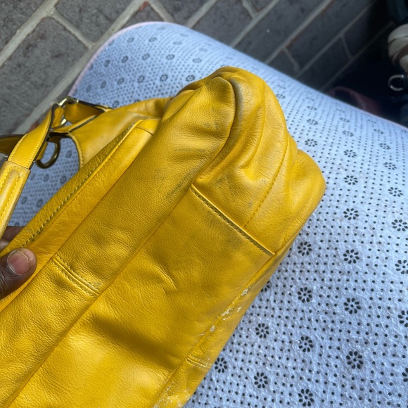 Gorgeous Coach leather sunshine yellow handbag - Picture 8 of 11